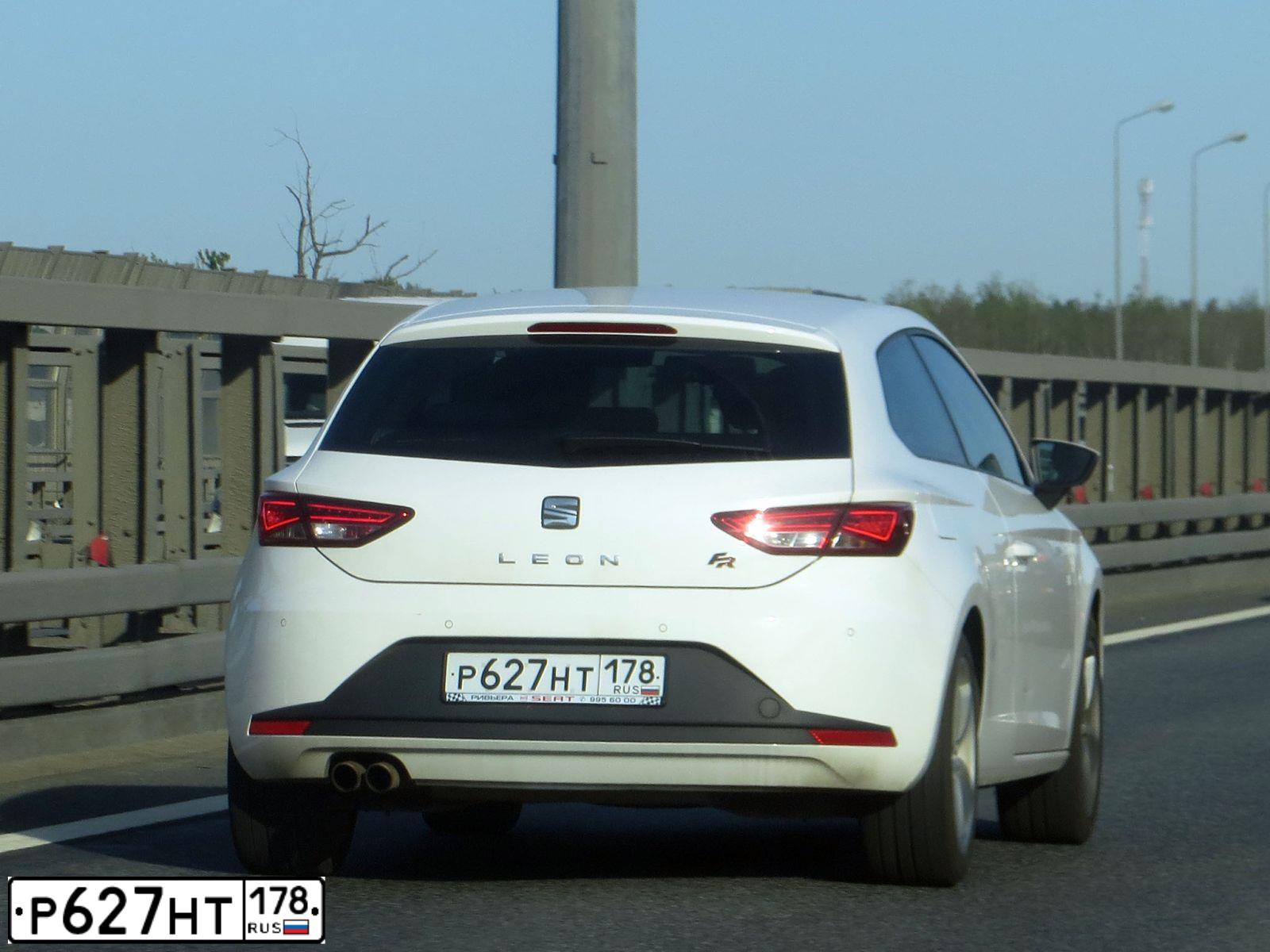 Фото автомобиля SEAT LEON, 2013 — госномер Р627НТ178. Цвет: Белый