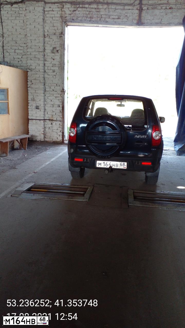 Фото автомобиля CHEVROLET NIVA, 2010 — госномер В581МР33. Цвет: СЕРЕБРИСТО-СИНИЙ
