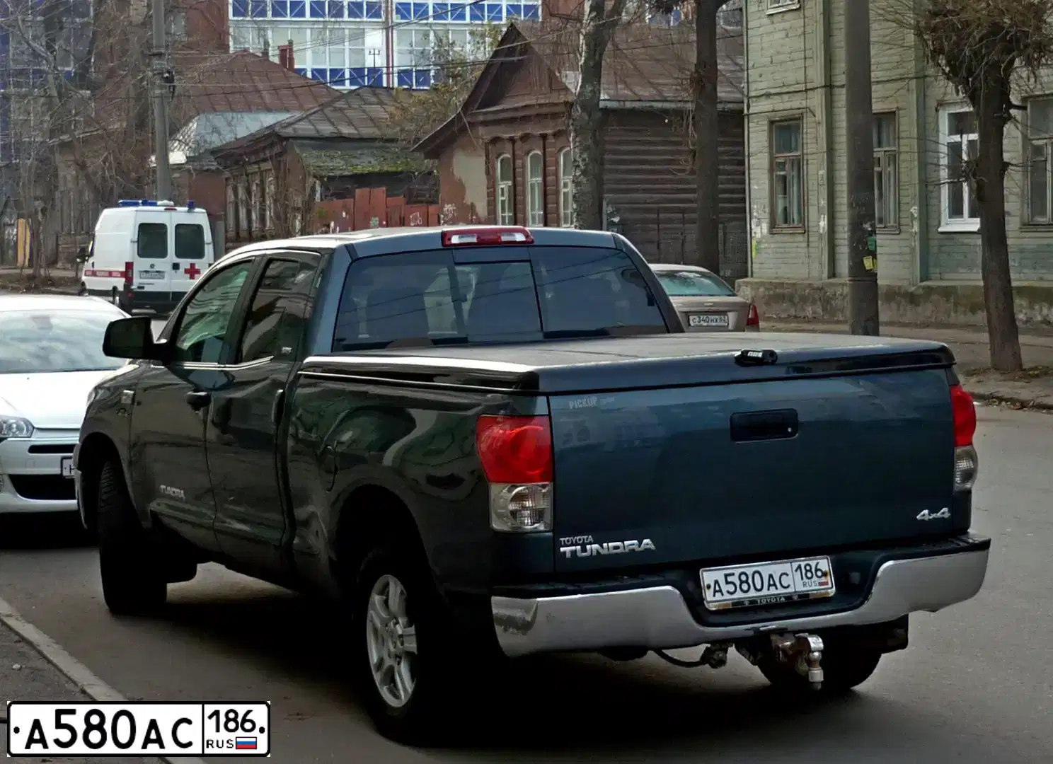 Фото автомобиля TOYOTA TUNDRA, 2008 — госномер А580АС186. Цвет: СЕРЫЙ