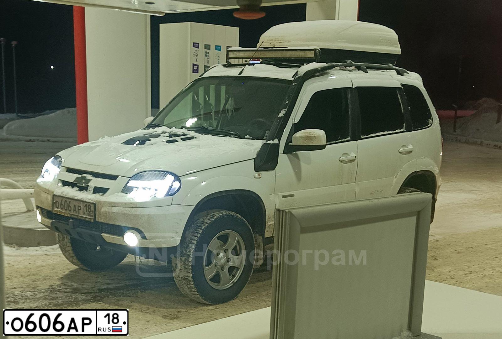 Фото автомобиля CHEVROLET NIVA, 2012 — госномер О606АР18. Цвет: ЯРКО-БЕЛЫЙ