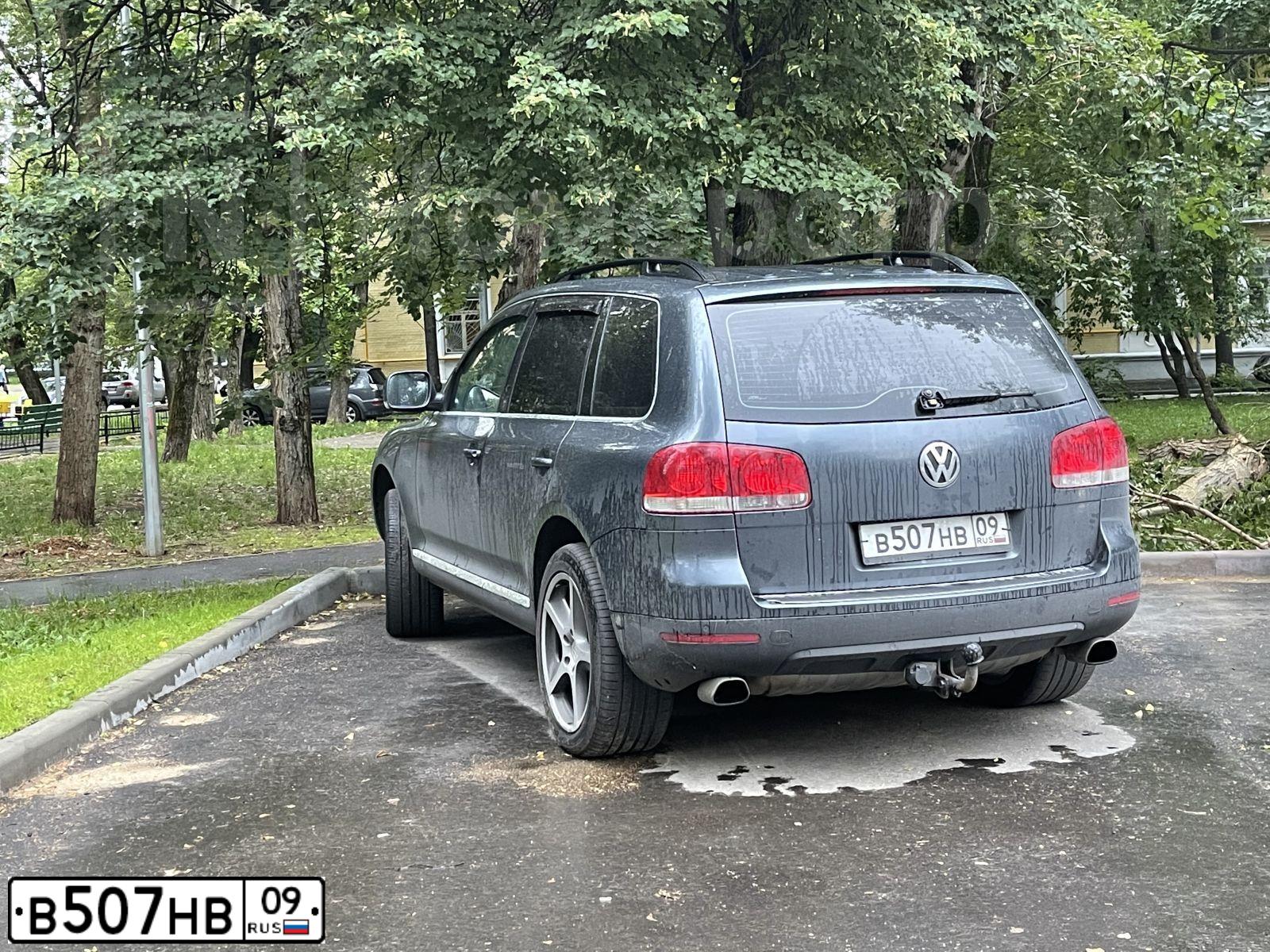 Фото автомобиля VOLKSWAGEN TOUAREG, 2006 — госномер У560СН799. Цвет: СЕРЫЙ