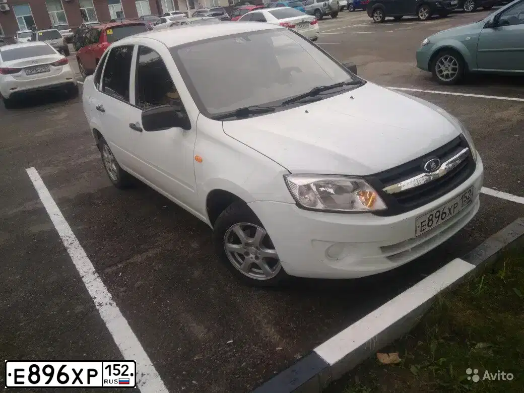 Фото автомобиля LADA 2190 GRANTA, 2012 — госномер Е896ХР152. Цвет: Белый