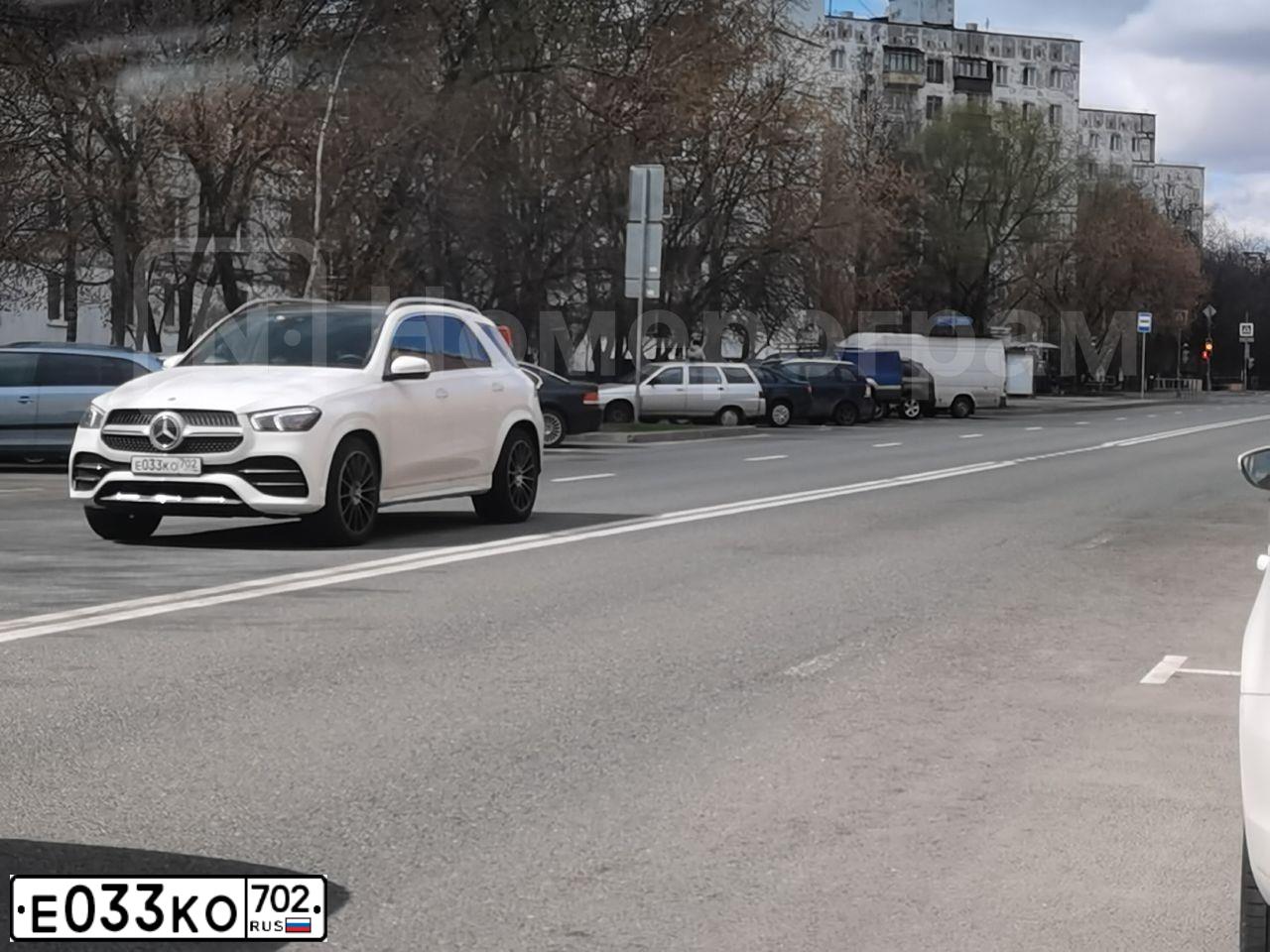 Фото автомобиля MERCEDES-BENZ МЕРСЕДЕС-БЕНЦ GLE 300 D 4MATIC, 2021 — госномер Е033КО702. Цвет: Белый