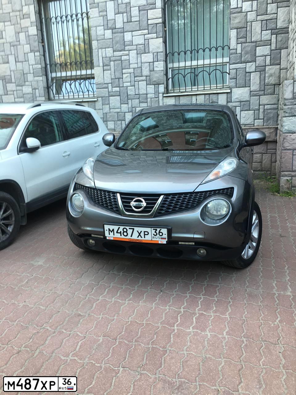 Фото автомобиля NISSAN JUKE, 2014 — госномер М487ХР36. Цвет: СЕРЫЙ