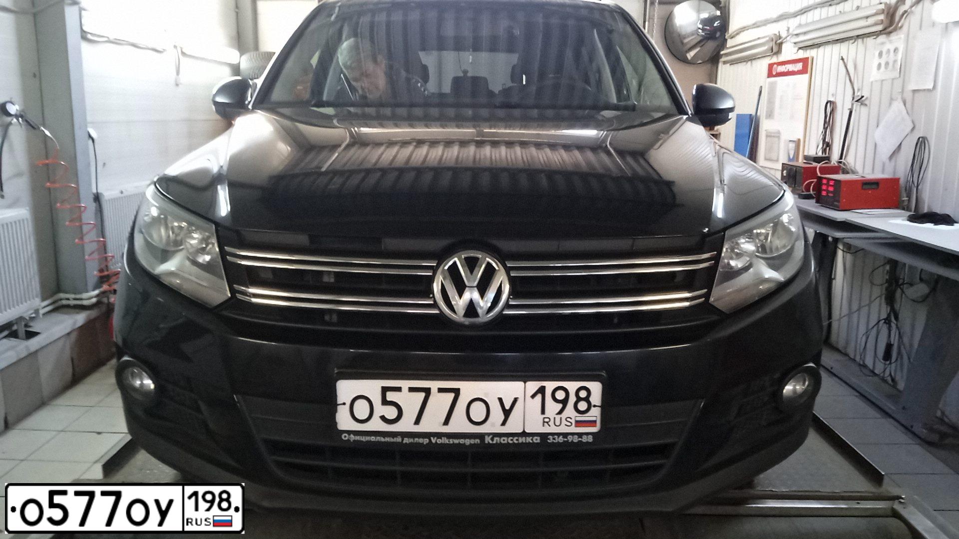 Фото автомобиля VOLKSWAGEN TIGUAN, 2015 — госномер У301КВ142. Цвет: ЧЕРНЫЙ