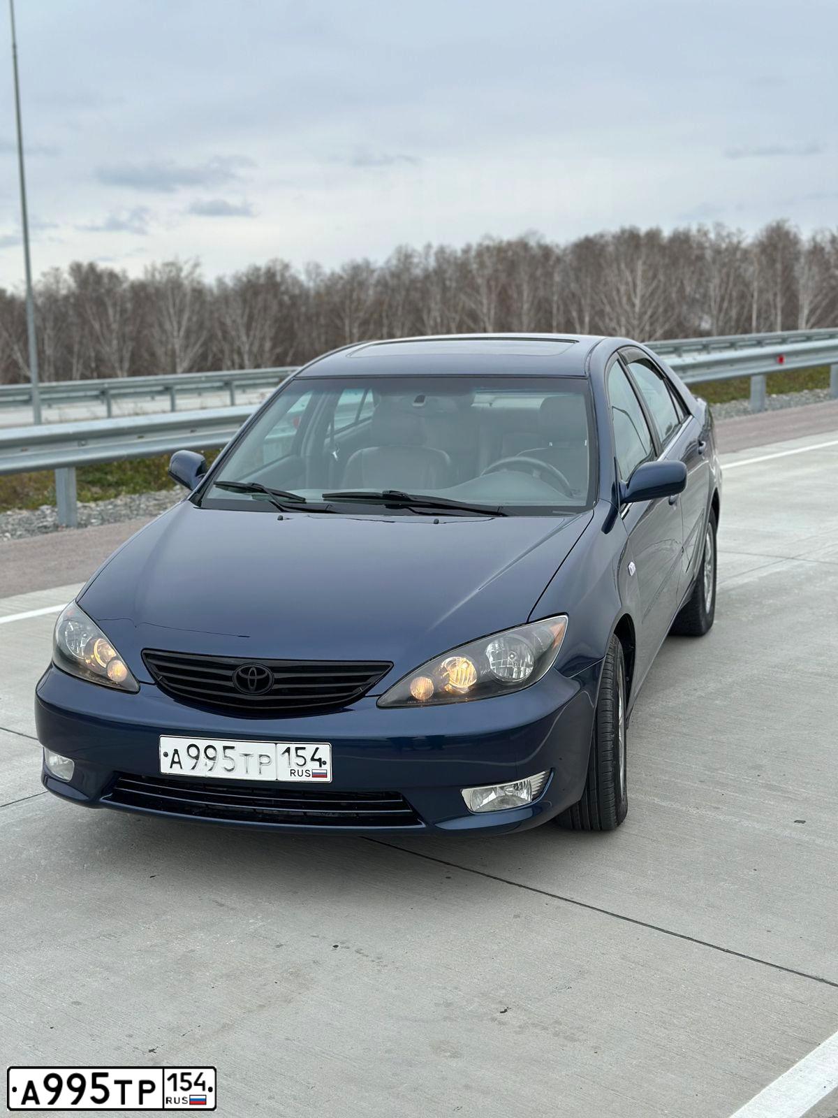 Фото автомобиля TOYOTA CAMRY, 2003 — госномер А995ТР154. Цвет: синий