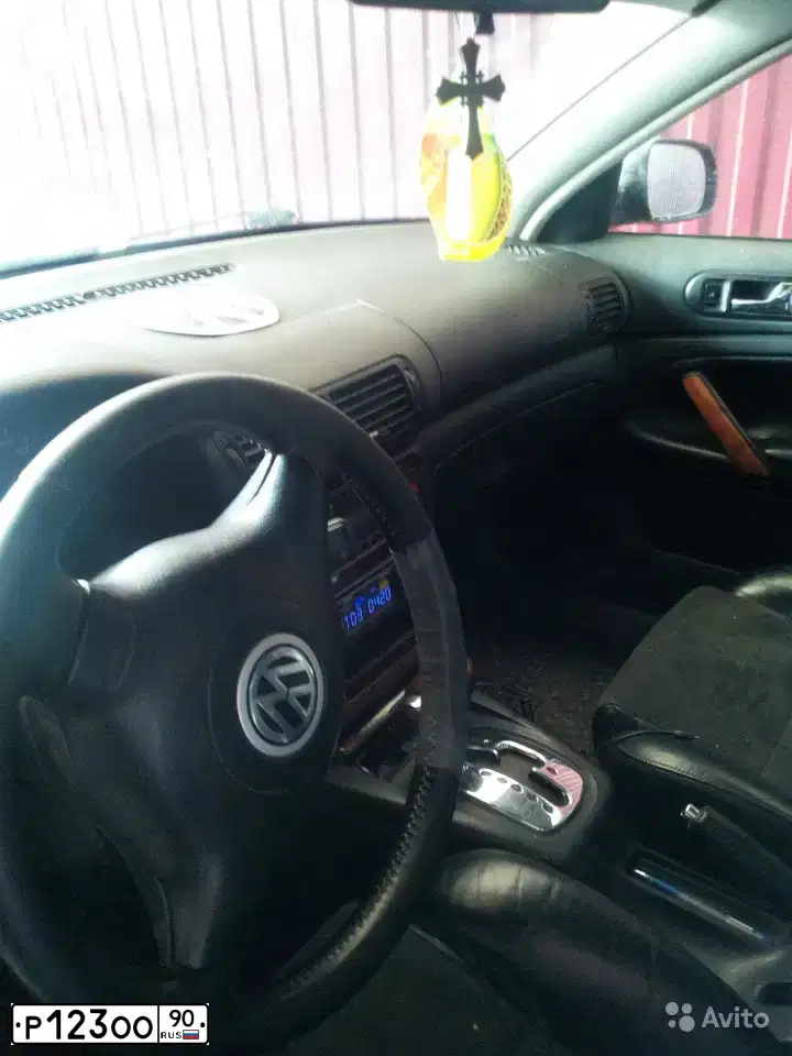 Фото автомобиля VOLKSWAGEN PASSAT, 1998 — госномер В827АС180. Цвет: ЧЕРНЫЙ