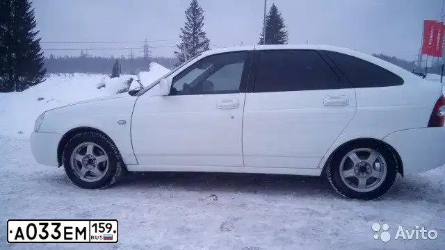 Фото автомобиля LADA 2172 PRIORA, 2010 — госномер О570ОО159. Цвет: БЕЛЫЙ