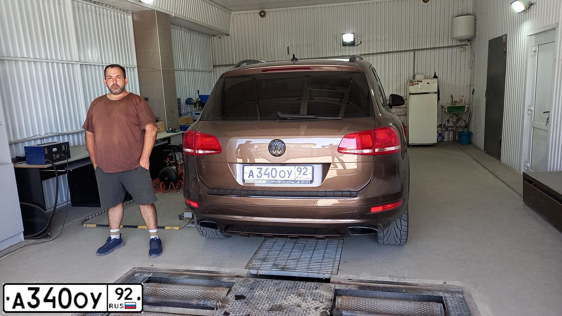 Фото автомобиля VOLKSWAGEN TOUAREG, 2012 — госномер А744СО716. Цвет: Коричневый