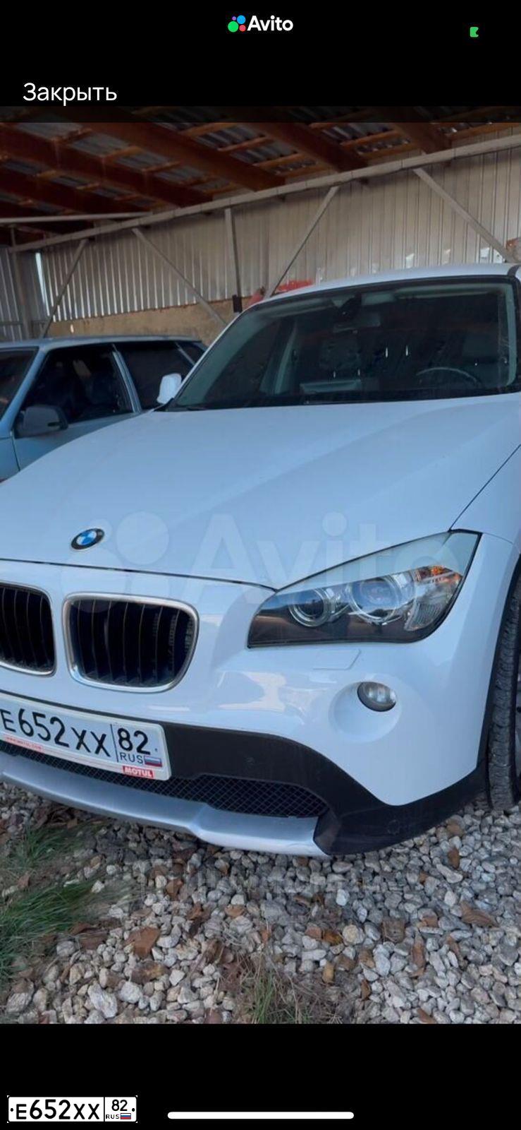 Фото автомобиля BMW X1, 2010 — госномер Е652ХХ82. Цвет: Белый