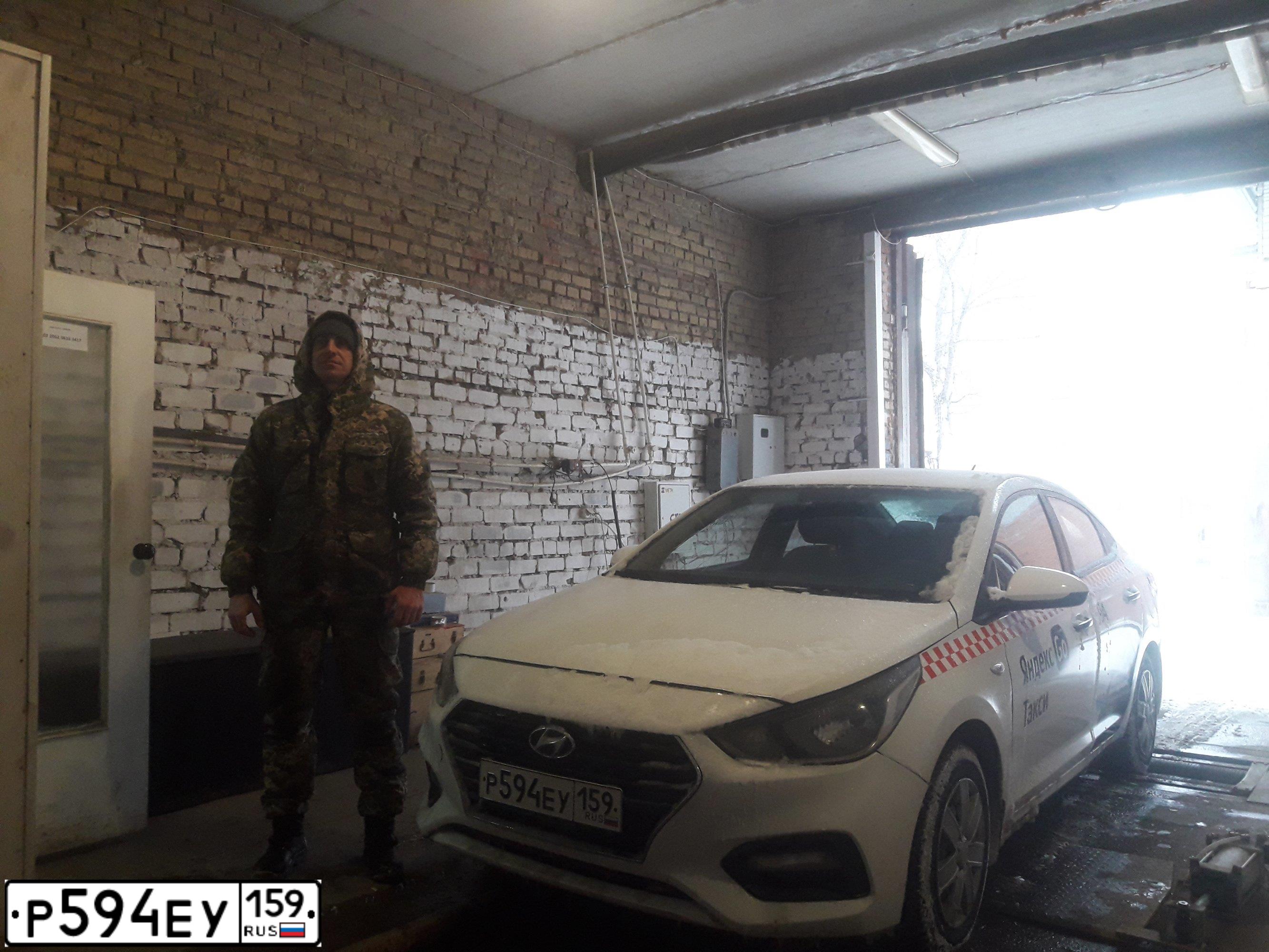 Фото автомобиля HYUNDAI SOLARIS, 2018 — госномер Р594ЕУ159. Цвет: СЕРЫЙ