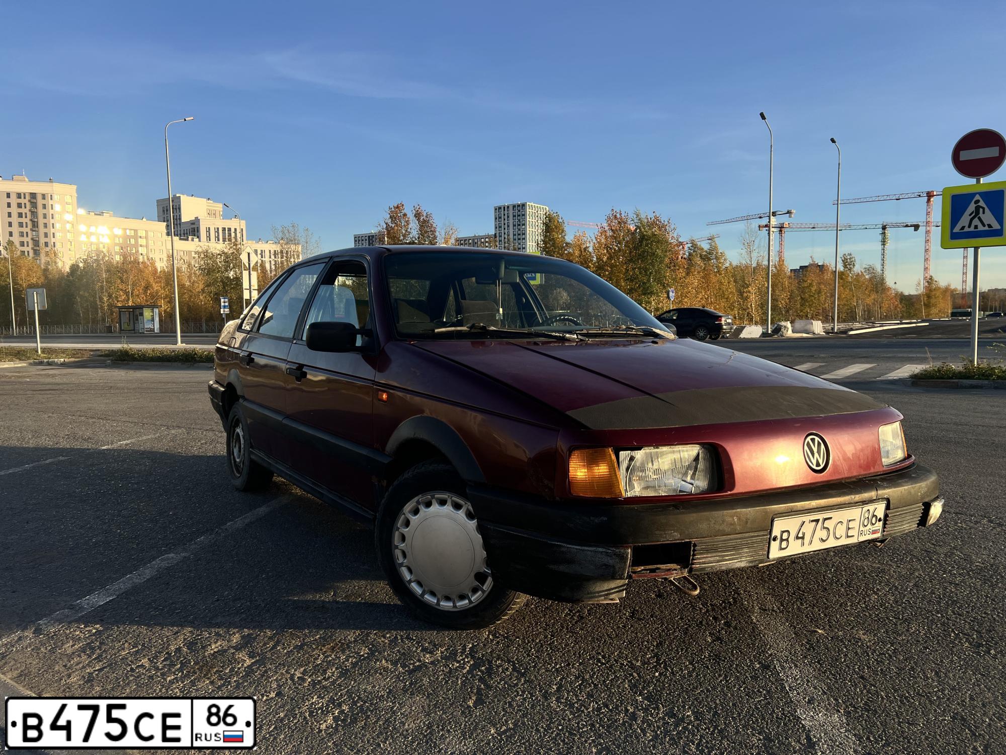 Фото автомобиля VOLKSWAGEN PASSAT, 1991 — госномер В475СЕ86. Цвет: Красный