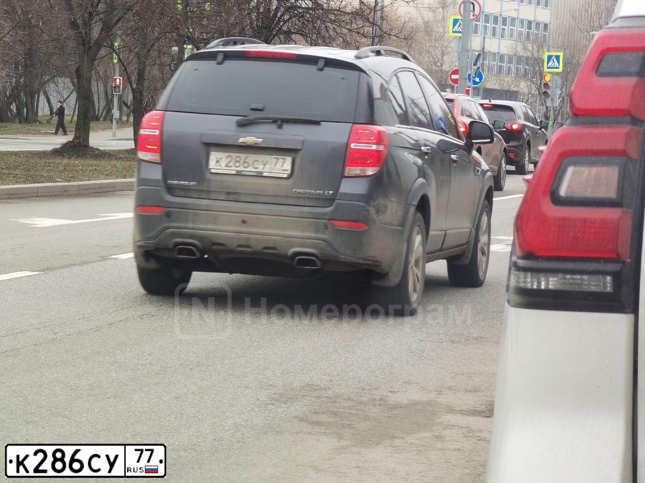 Фото автомобиля CHEVROLET CAPTIVA, 2013 — госномер К286СУ77. Цвет: Серый