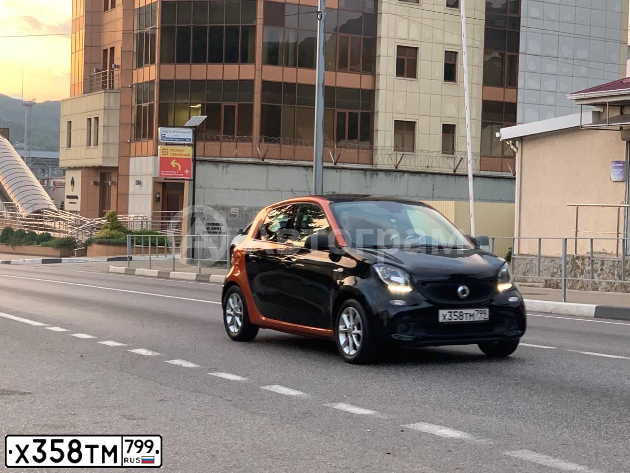 Фото автомобиля SMART FORFOUR, 2016 — госномер Х358ТМ799. Цвет: ЧЕРНЫЙ