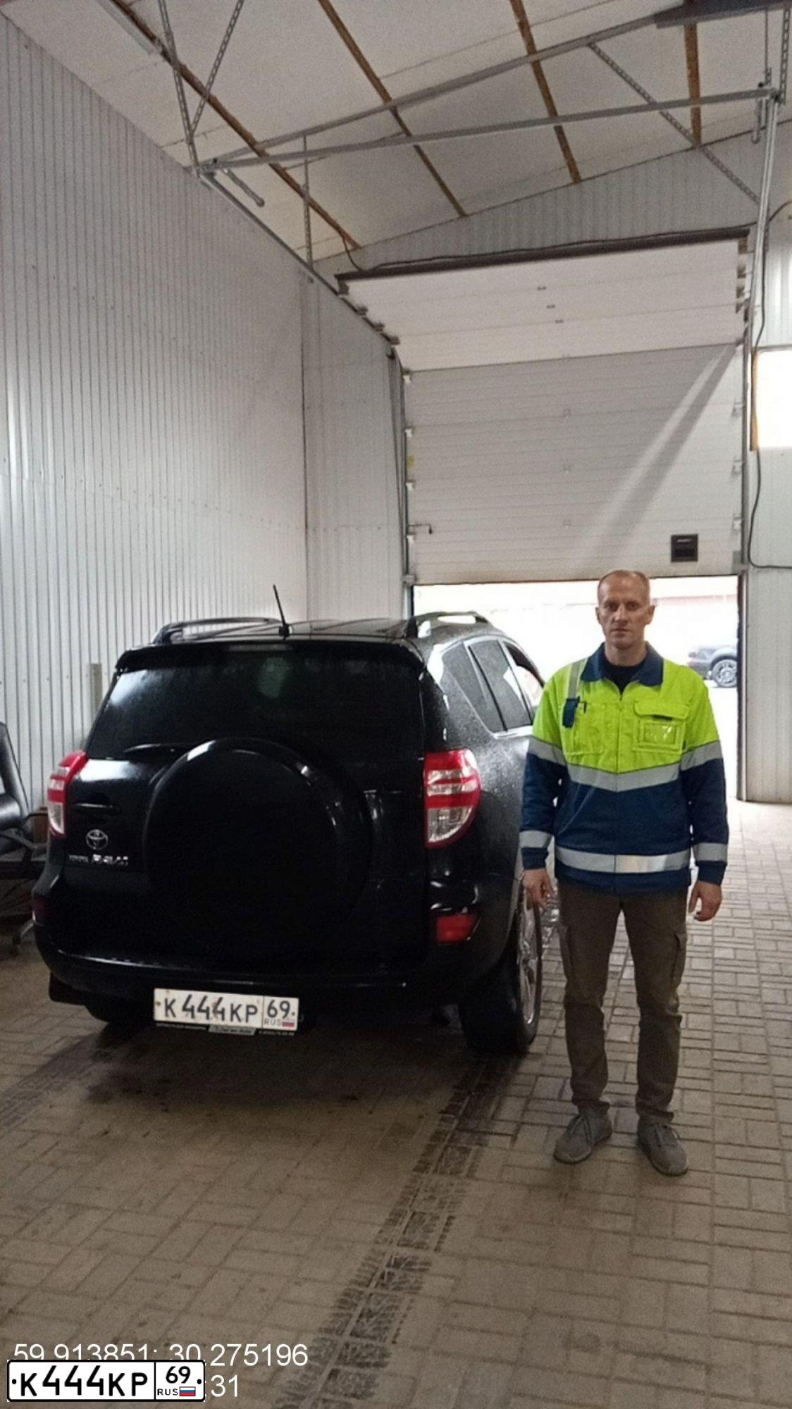 Фото автомобиля TOYOTA RAV4, 2011 — госномер У205УМ69. Цвет: ЧЕРНЫЙ
