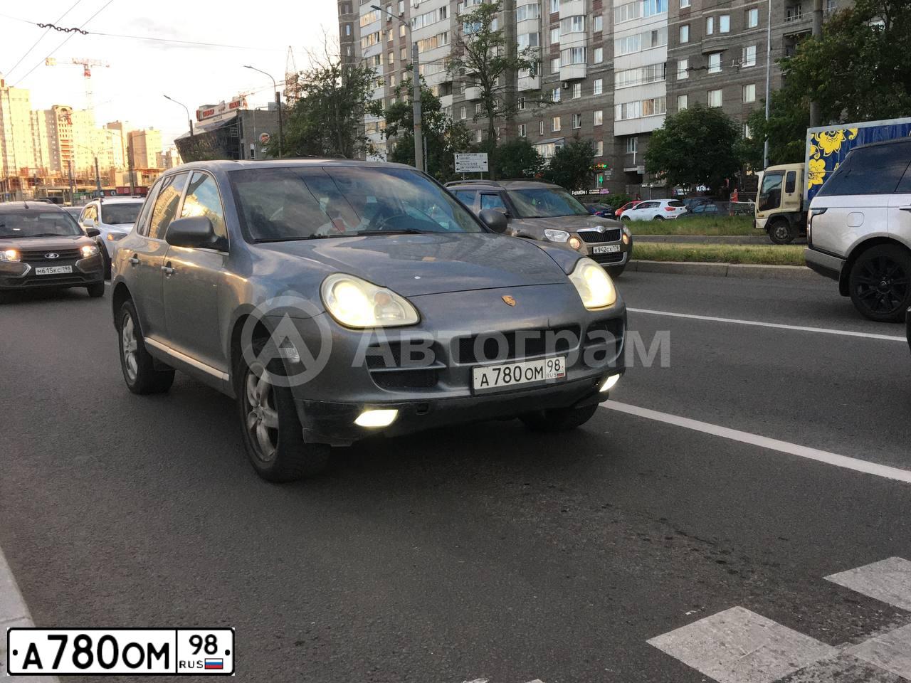 Фото автомобиля PORSCHE CAYENNE, 2004 — госномер А789ОМ98. Цвет: СЕРЫЙ