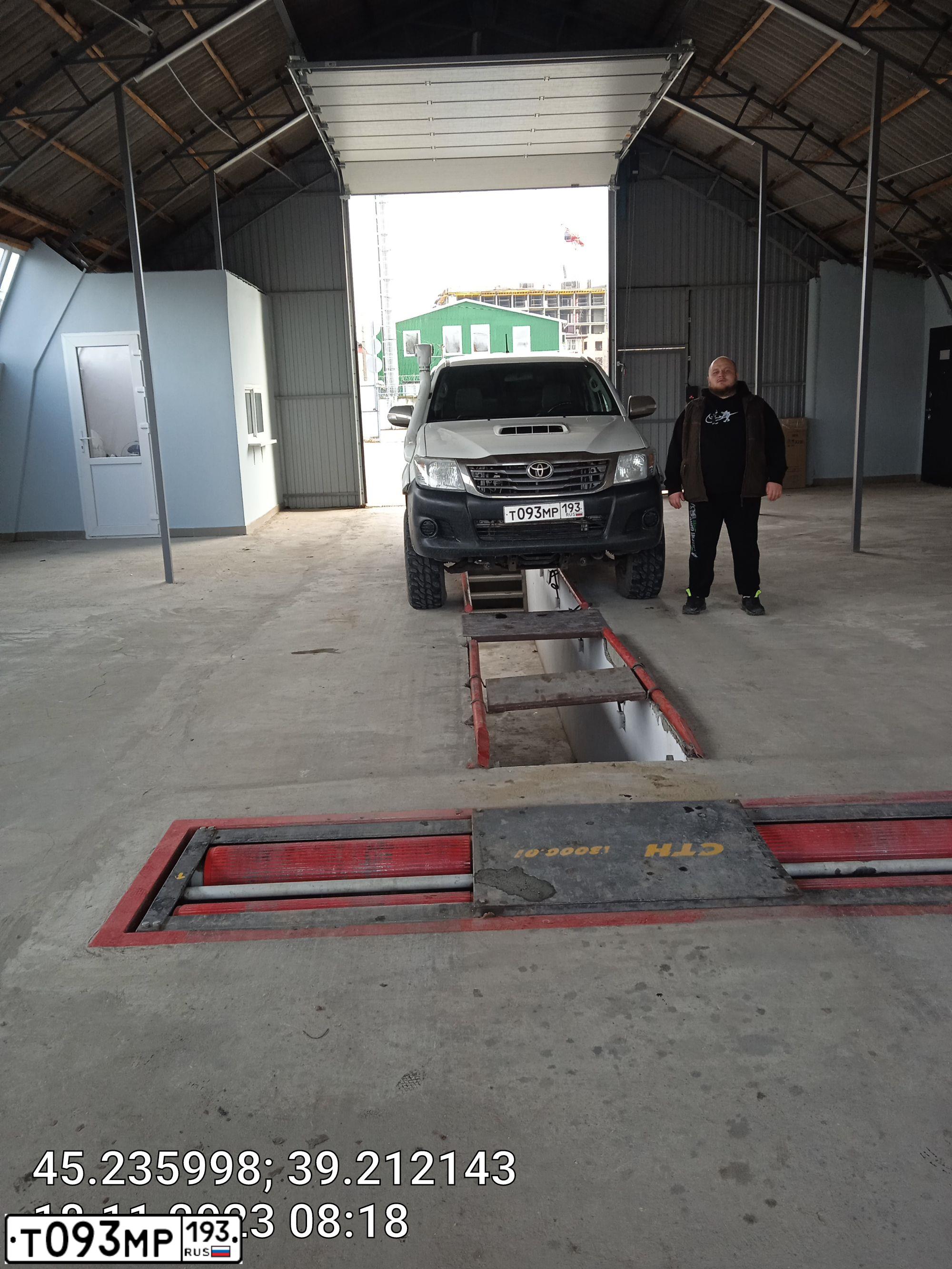 Фото автомобиля TOYOTA HILUX, 2014 — госномер Т093МР193. Цвет: Белый