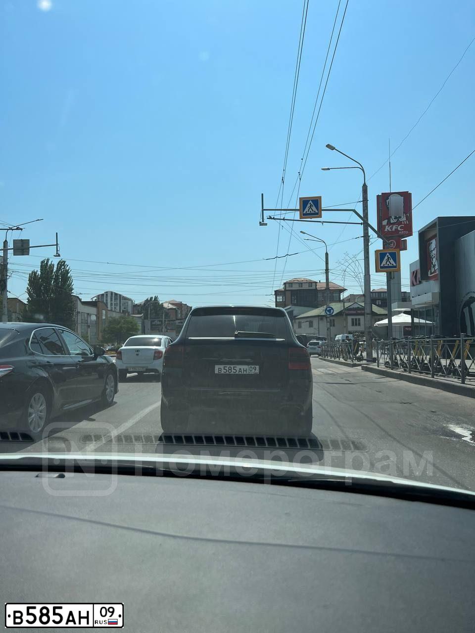 Фото автомобиля PORSCHE CAYENNE, 2004 — госномер М129АТ53. Цвет: ЧЕРНЫЙ