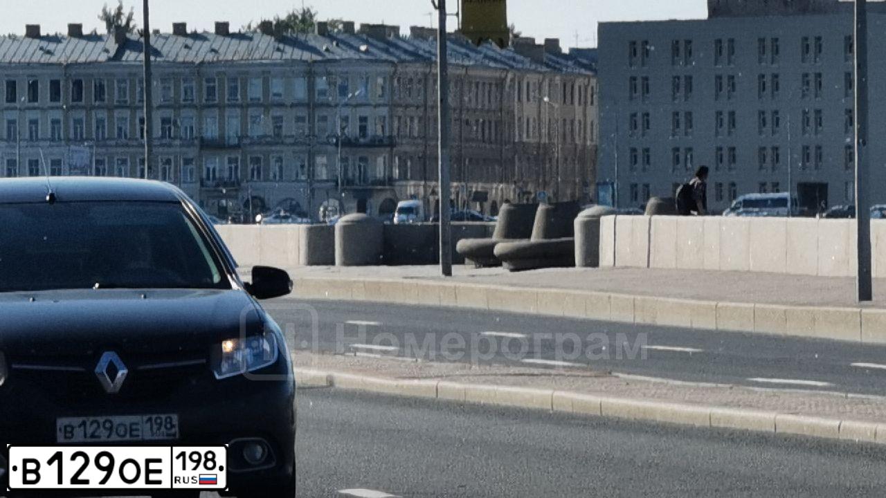 Фото автомобиля RENAULT LOGAN, 2015 — госномер В129ОЕ198. Цвет: ЧЕРНЫЙ