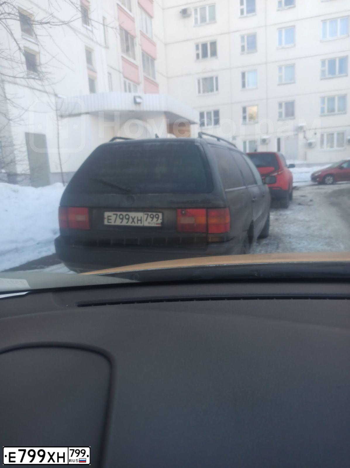 Фото автомобиля VOLKSWAGEN PASSAT, 1995 — госномер Е799ХН799. Цвет: ЗЕЛЕНЫЙ