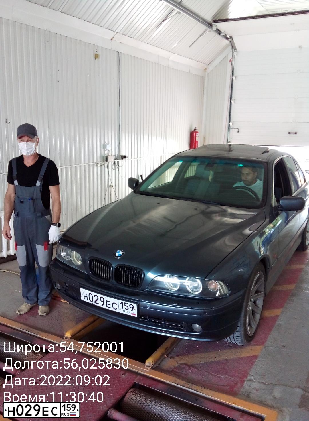 Фото автомобиля BMW 520, 2001 — госномер С449УВ43. Цвет: БЕЛЫЙ СЕРЫЙ