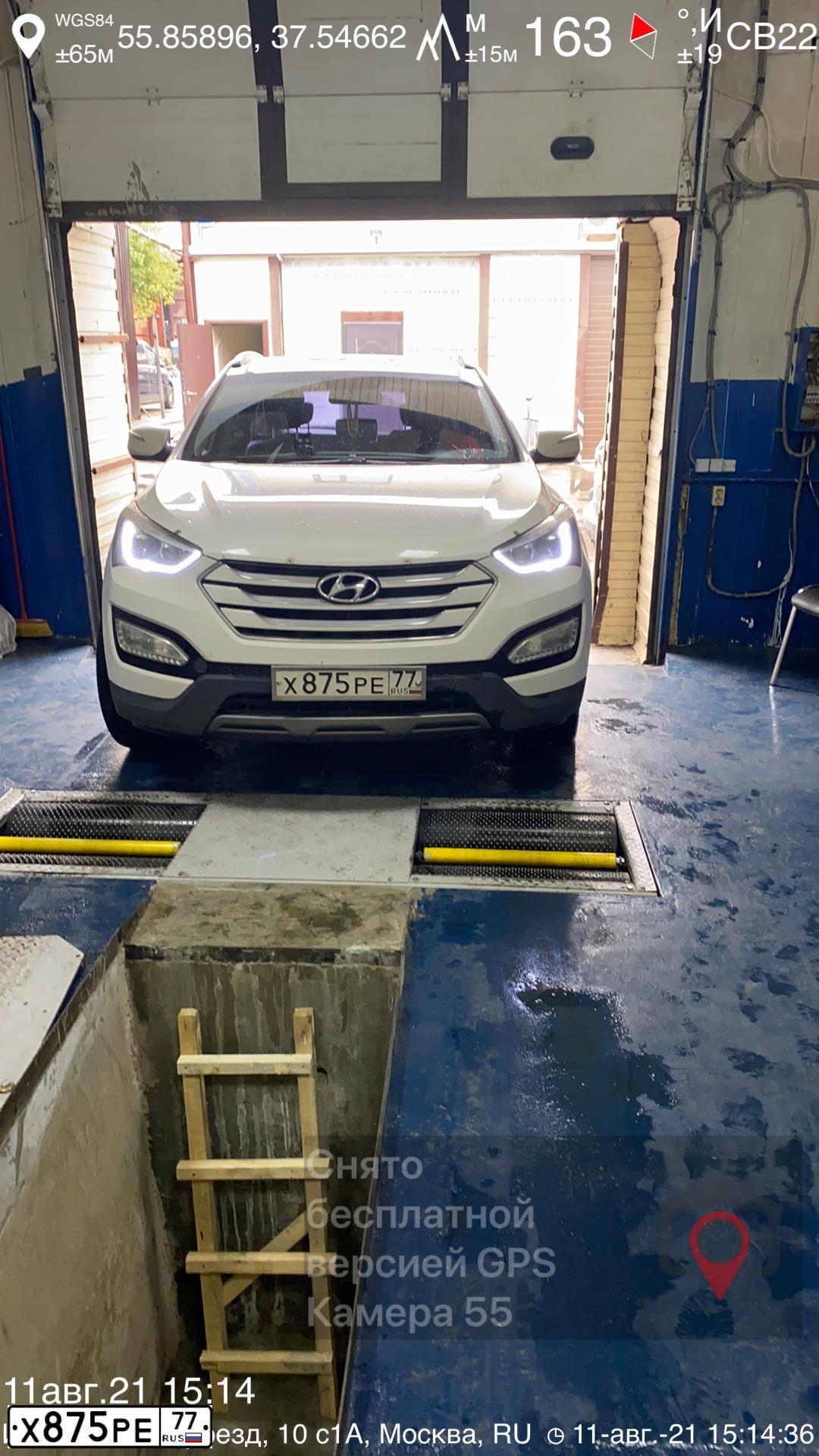 Фото автомобиля HYUNDAI SANTA FE, 2012 — госномер Е888КУ790. Цвет: БЕЛЫЙ