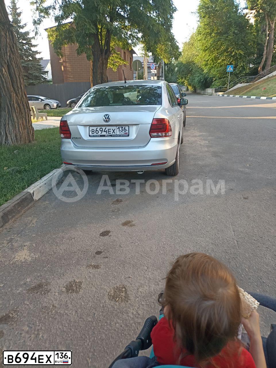 Фото автомобиля VOLKSWAGEN POLO, 2015 — госномер В694ЕХ136. Цвет: Серый