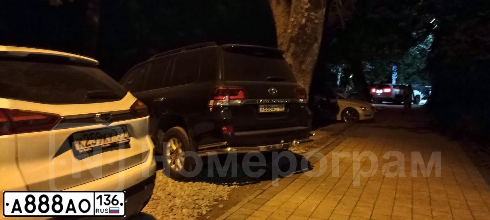 Фото автомобиля TOYOTA LANDCRUISER 200, 2016 — госномер А888АО136. Цвет: ЧЕРНЫЙ
