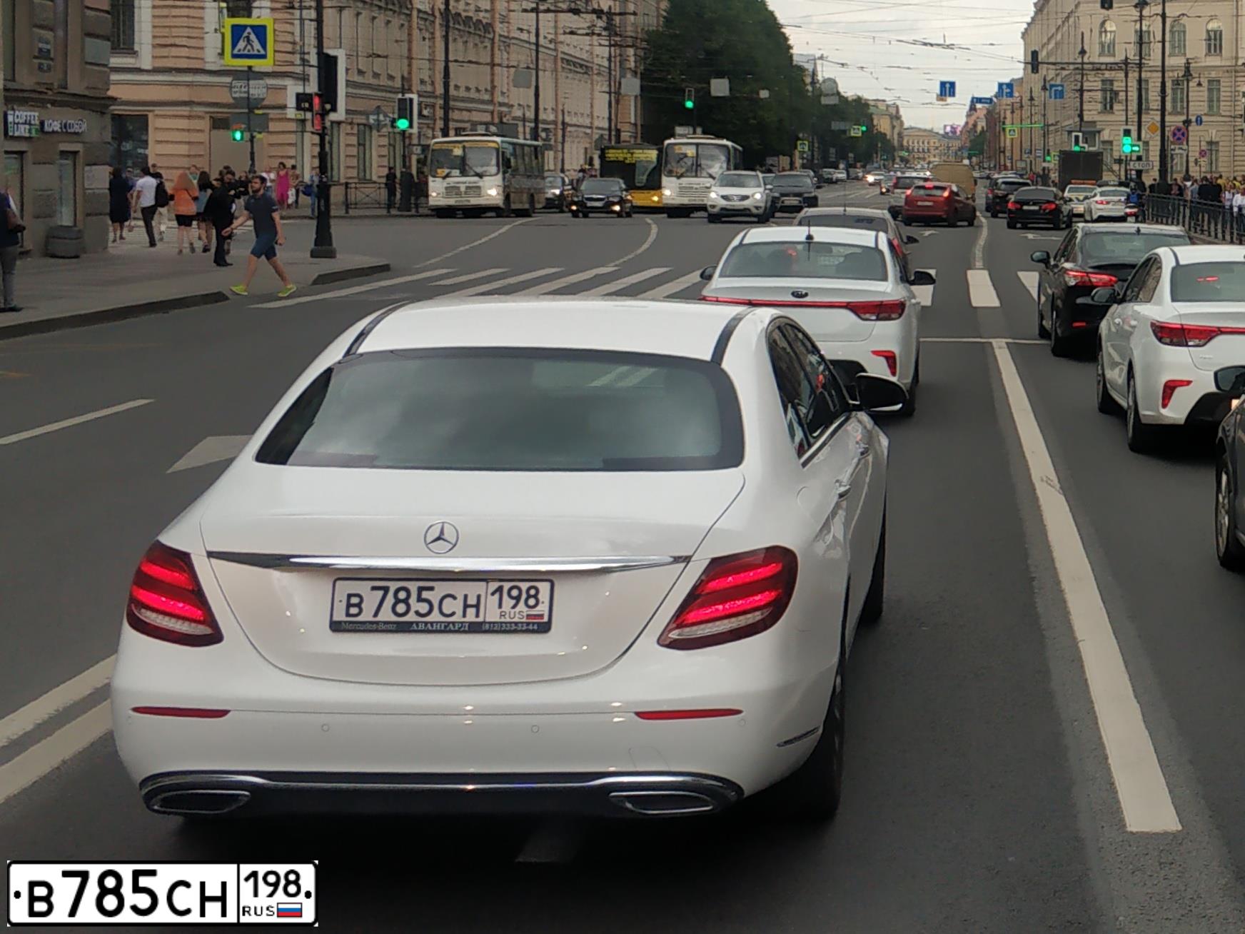 Фото автомобиля MERCEDES E-KLASSE, 2019 — госномер У900УС98. Цвет: Белый