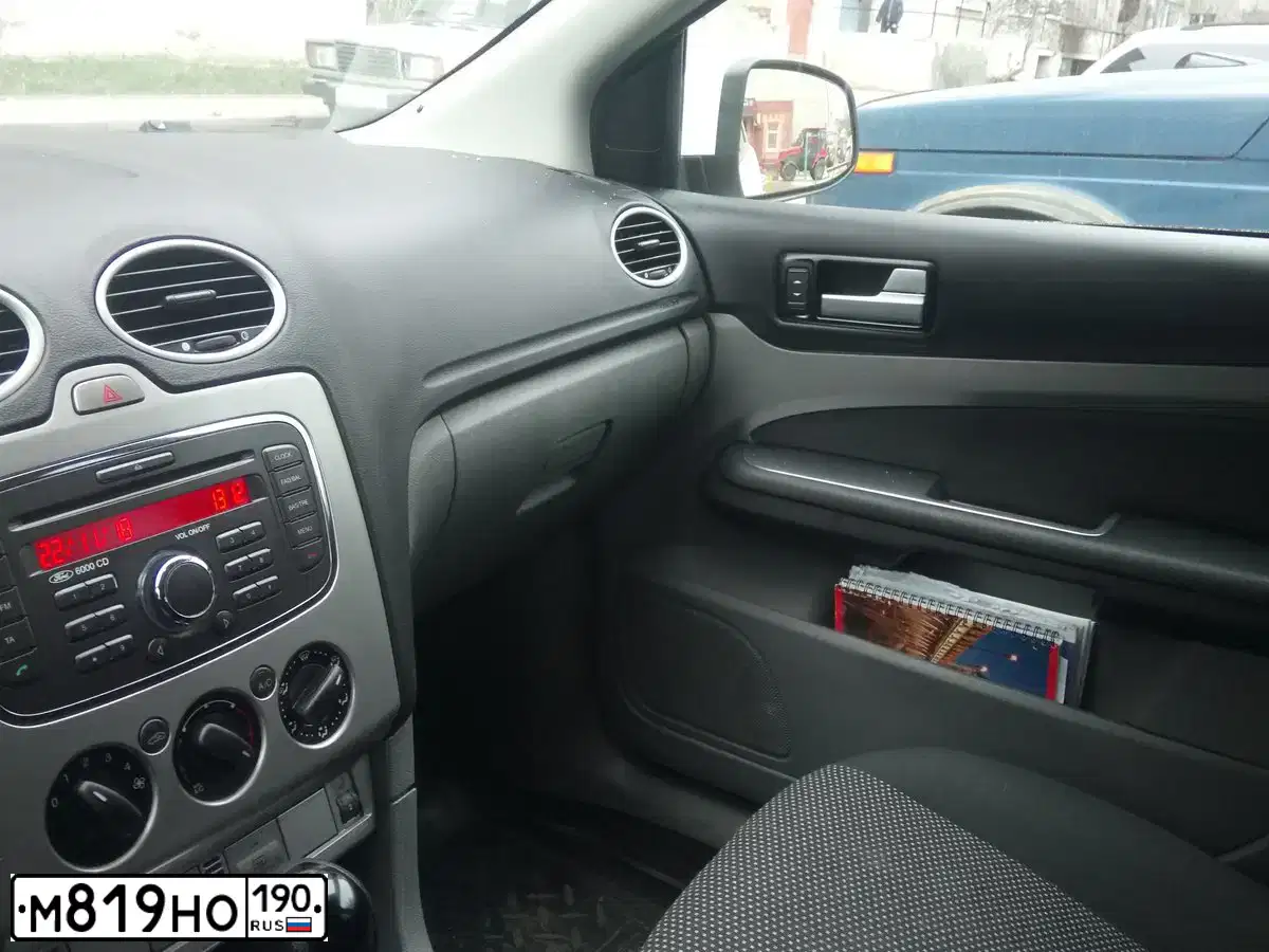 Фото автомобиля FORD FOCUS, 2011 — госномер М819НО190. Цвет: Белый