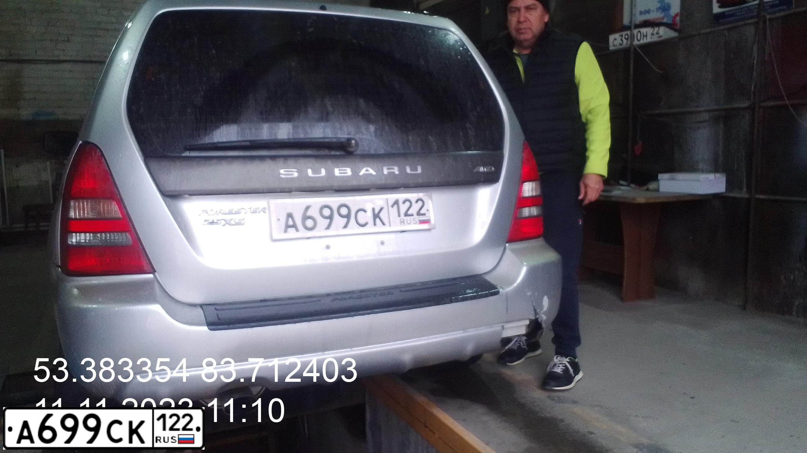 Фото автомобиля SUBARU FORESTER, 2002 — госномер А699СК122. Цвет: Серебристый