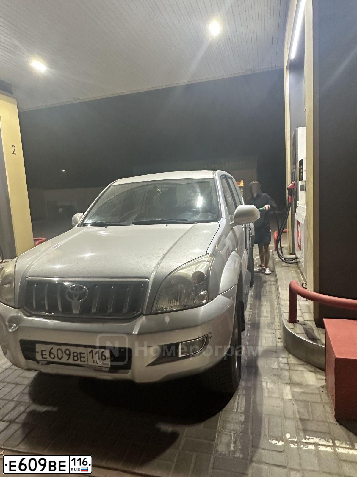 Фото автомобиля TOYOTA LANDCRUISER, 2007 — госномер Е609ВЕ116. Цвет: СЕРЕБРИСТЫЙ
