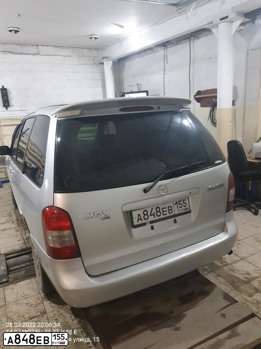 Фото автомобиля MAZDA MPV, 2001 — госномер Т696ВМ47. Цвет: Серебристый