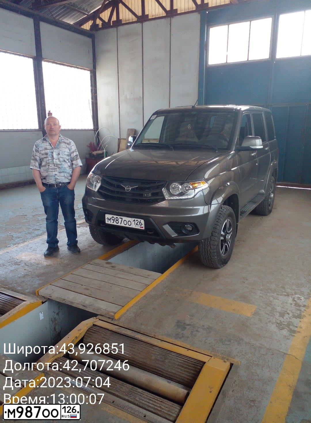Фото автомобиля UAZ 3163 PATRIOT, 2015 — госномер Е444АТ26. Цвет: Коричневый