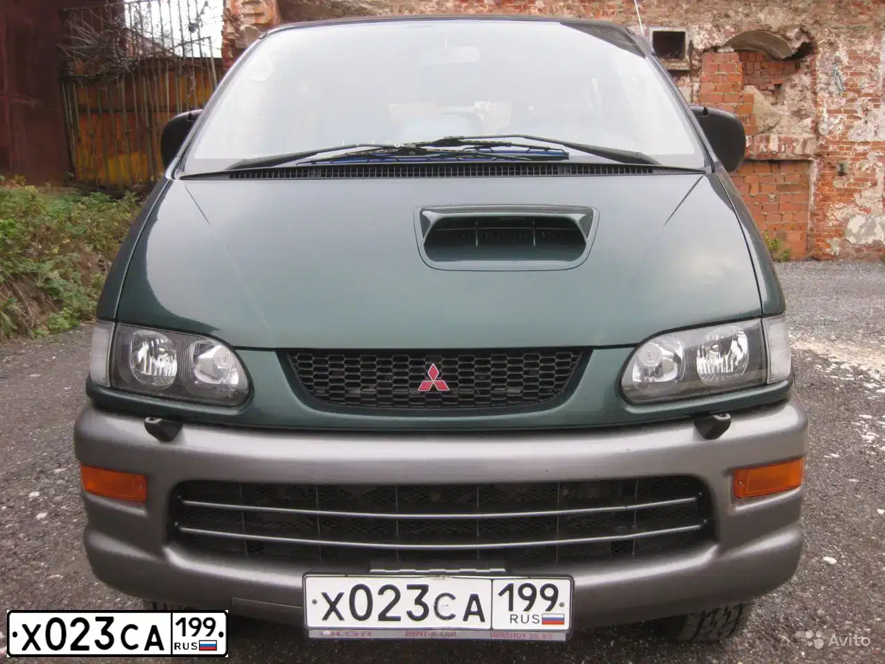Фото автомобиля MITSUBISHI SPACE GEAR, 2000 — госномер Х023СА199. Цвет: ЗЕЛЕНЫЙ