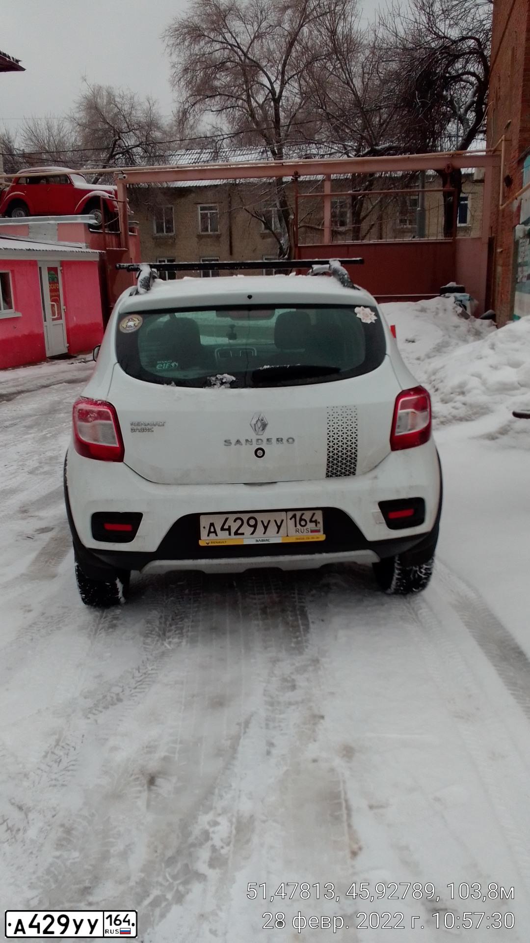 Фото автомобиля RENAULT SANDERO, 2018 — госномер А429УУ164. Цвет: БЕЛЫЙ