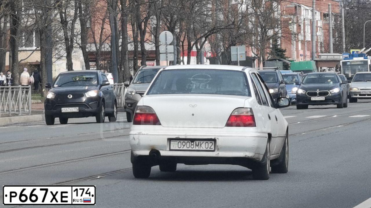 Фото автомобиля UAZ 3163 PATRIOT, 2015 — госномер Р667ХЕ174. Цвет: СЕРЕБРИСТО-ЖЕЛТЫЙ МЕТАЛЛИК 