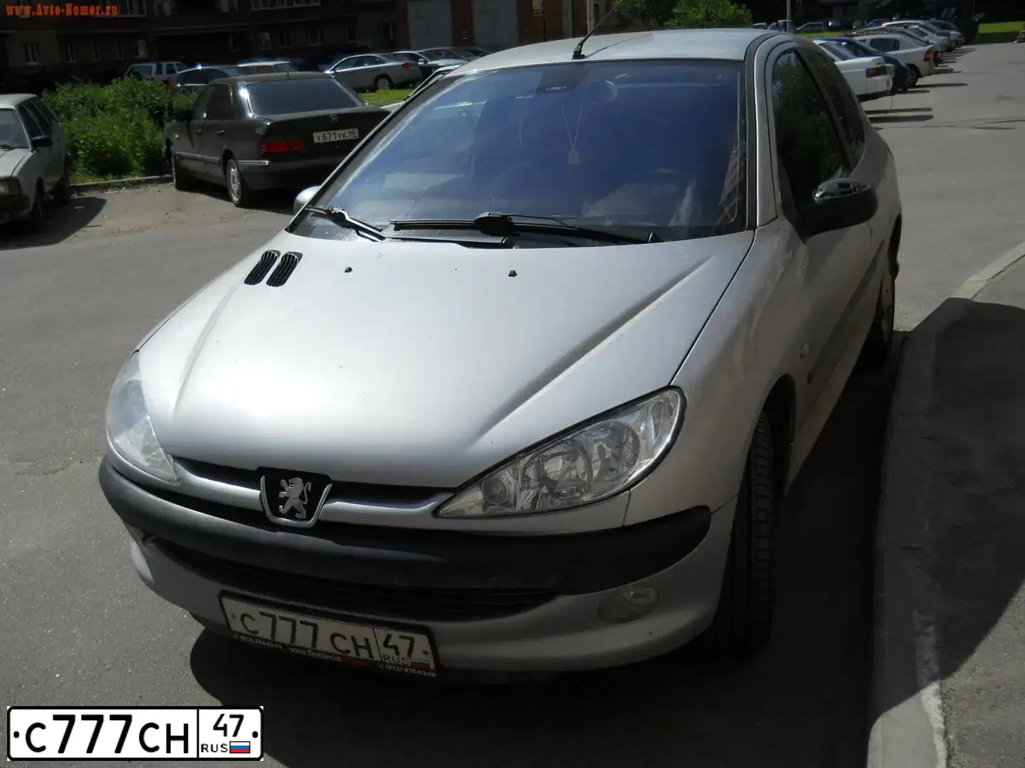 Фото автомобиля PEUGEOT 206, 2001 — госномер С777СН47. Цвет: Серебристый