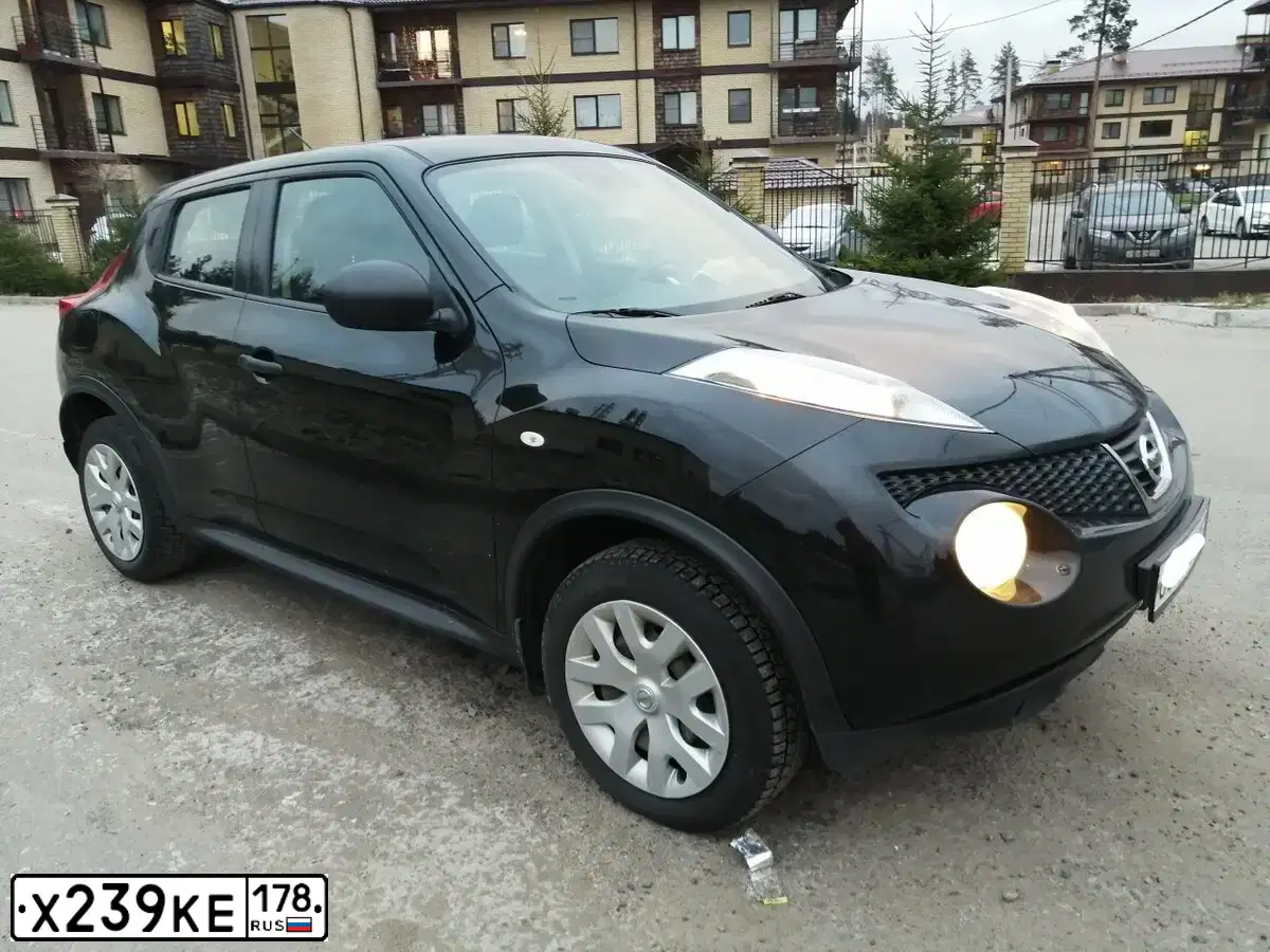 Фото автомобиля NISSAN JUKE, 2012 — госномер О999ЕМ178. Цвет: Белый