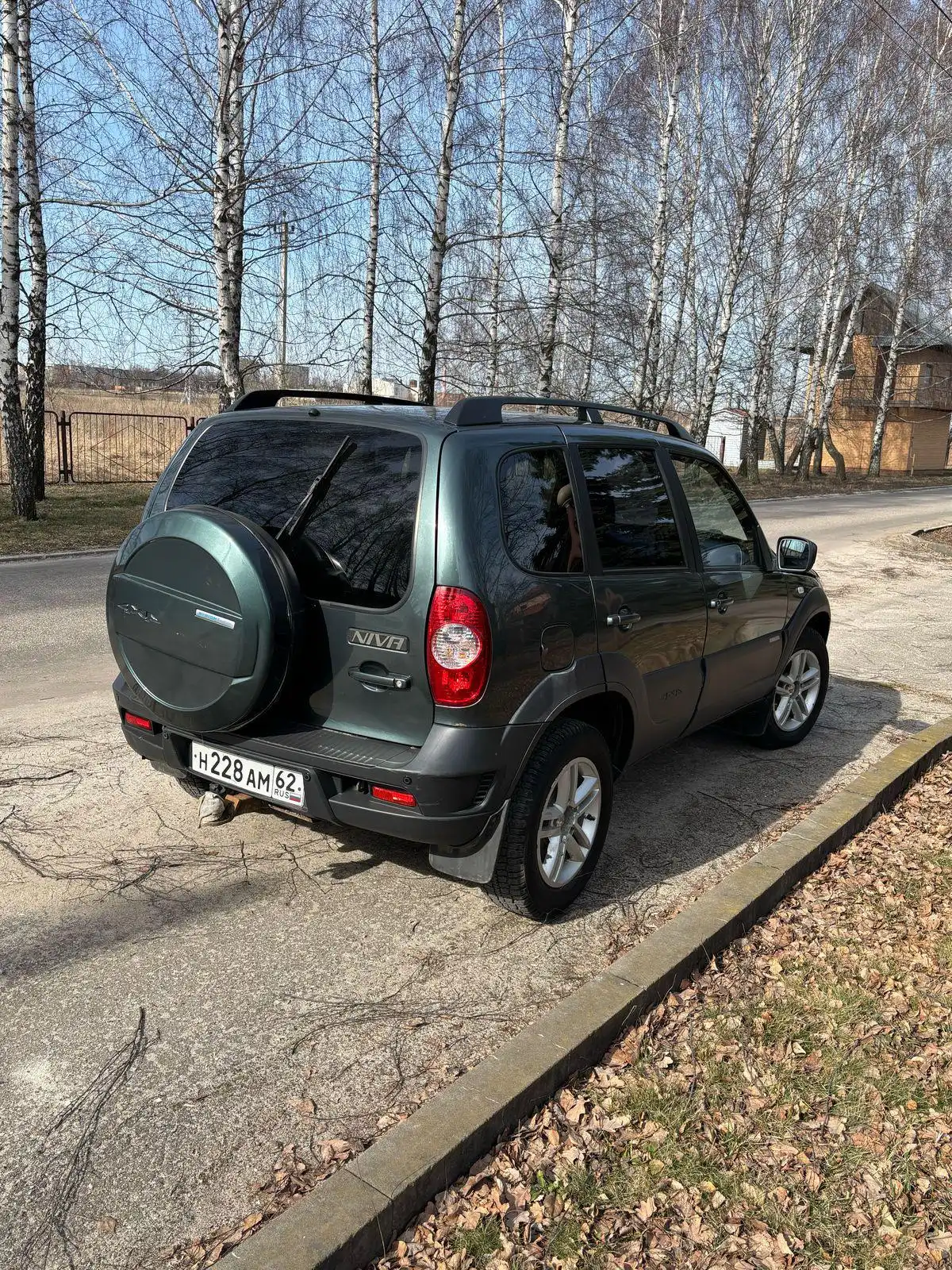 Фото автомобиля CHEVROLET NIVA, 2018 — госномер Н228АМ62. Цвет: темный серо-зеленый металлик
