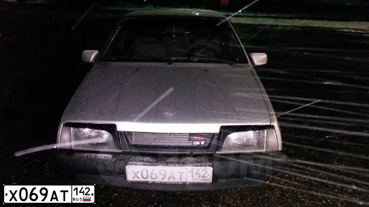 Фото автомобиля RENAULT SANDERO, 2013 — госномер Х089АТ142. Цвет: КРАСНЫЙ