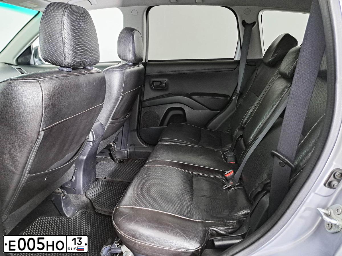 Фото автомобиля TOYOTA YARIS, 2007 — госномер Е005НО13. Цвет: Красный