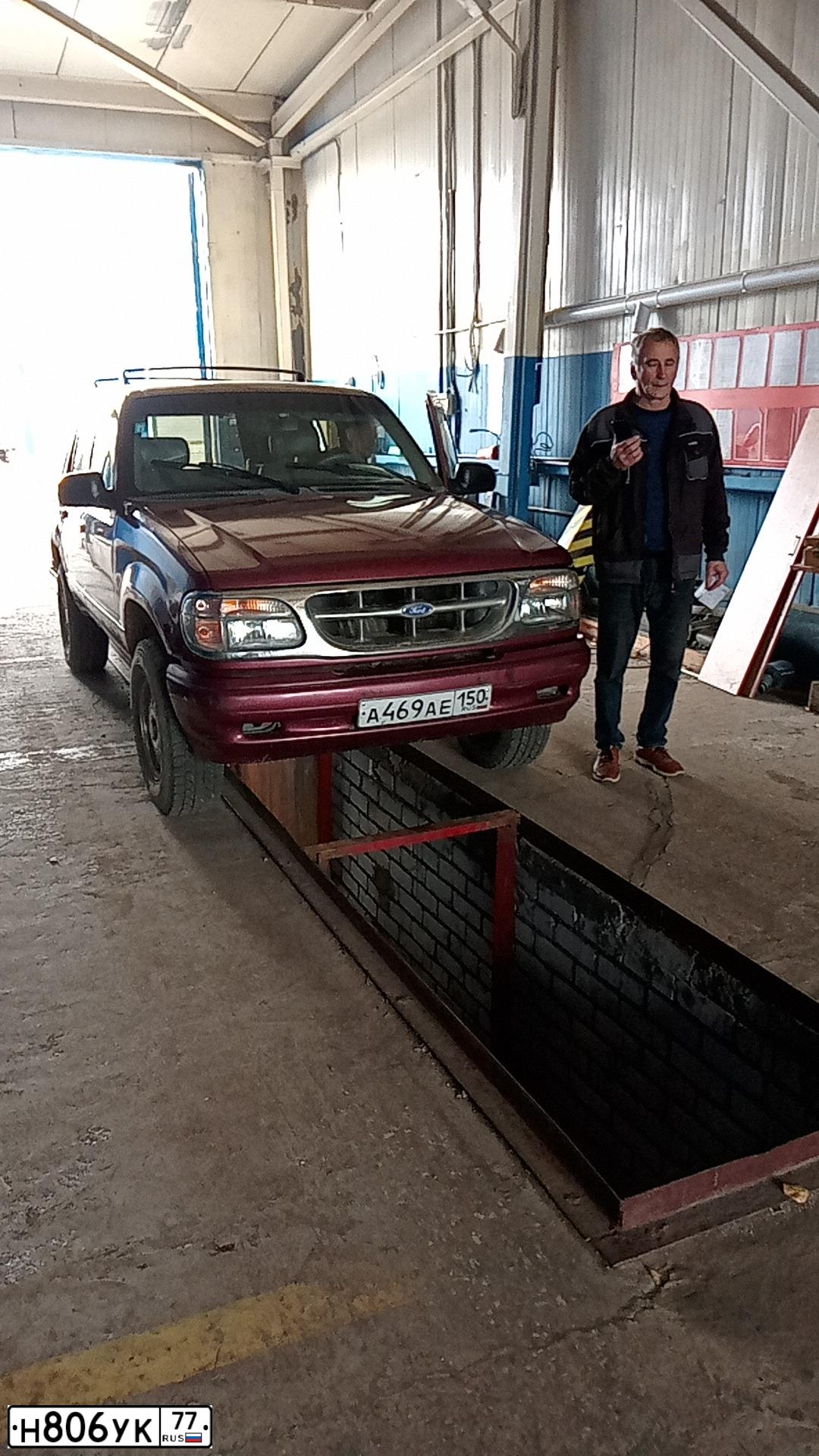 Фото автомобиля FORD EXPLORER, 1995 — госномер Н572ТН69. Цвет: КРАСНЫЙ ТЕМНЫЙ