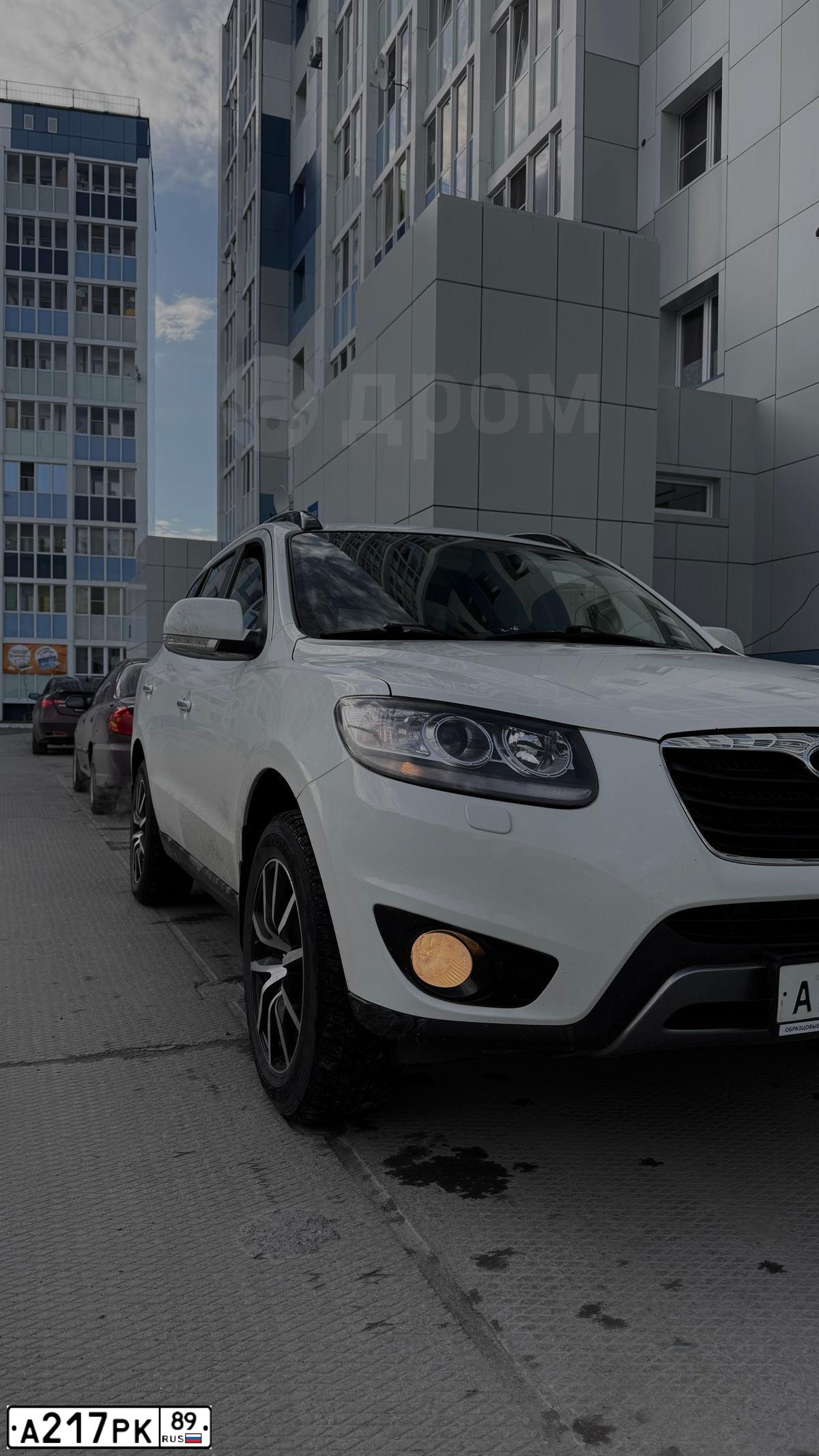 Фото автомобиля HYUNDAI SANTA FE, 2012 — госномер А217РК89. Цвет: БЕЛЫЙ