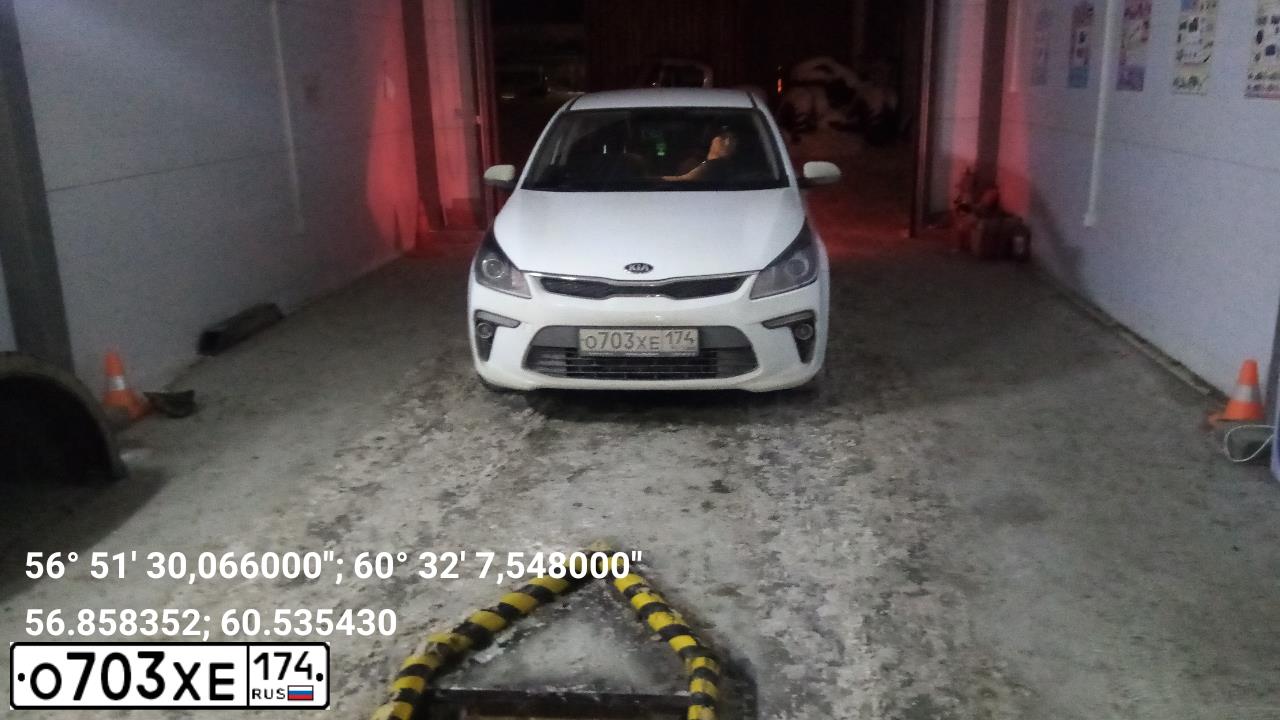 Фото автомобиля KIA RIO, 2017 — госномер О070ХЕ174. Цвет: БЕЛЫЙ
