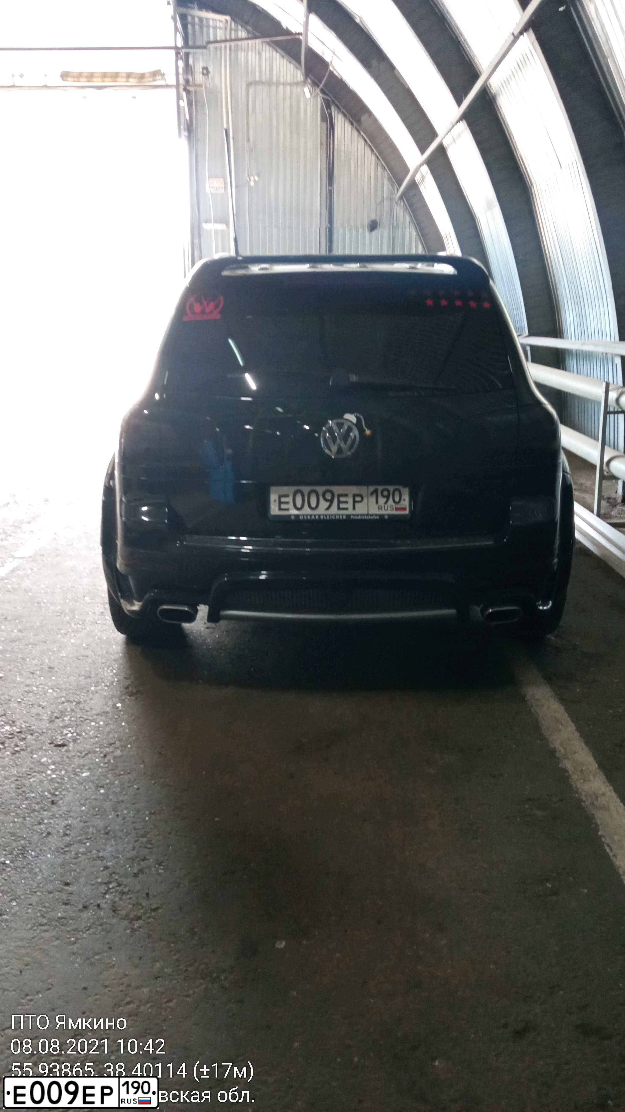 Фото автомобиля VOLKSWAGEN TOUAREG, 2009 — госномер Е009ЕР190. Цвет: ЧЕРНЫЙ