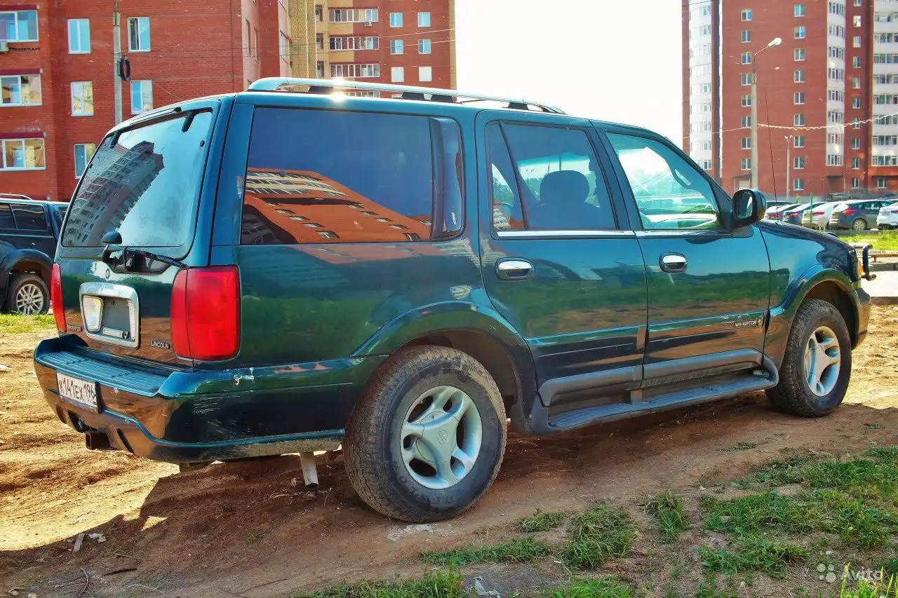 Фото автомобиля LINCOLN NAVIGATOR, 1997 — госномер М006ВО66. Цвет: Темно-зеленый