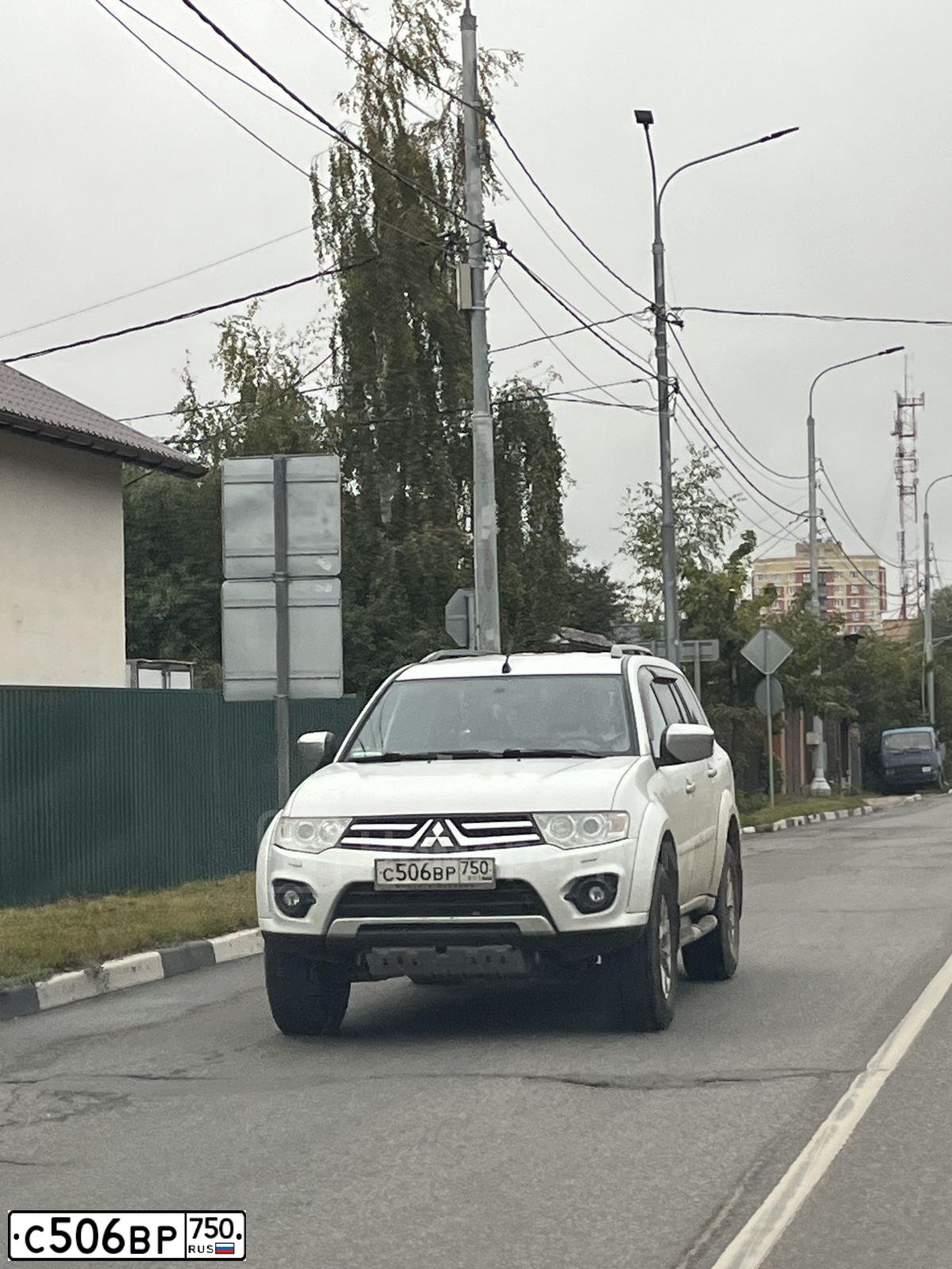 Фото автомобиля MITSUBISHI PAJERO SPORT, 2014 — госномер С506ВР750. Цвет: БЕЛЫЙ
