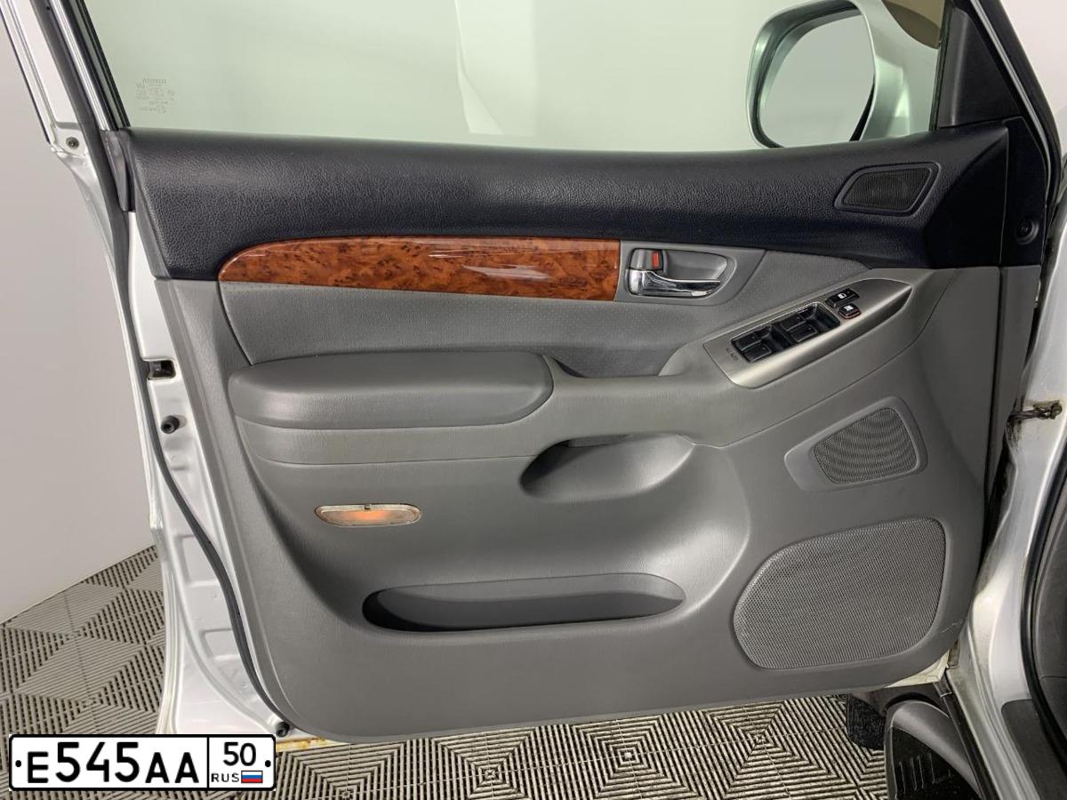 Фото автомобиля TOYOTA LANDCRUISER, 2004 — госномер Е560АР122. Цвет: СЕРЫЙ