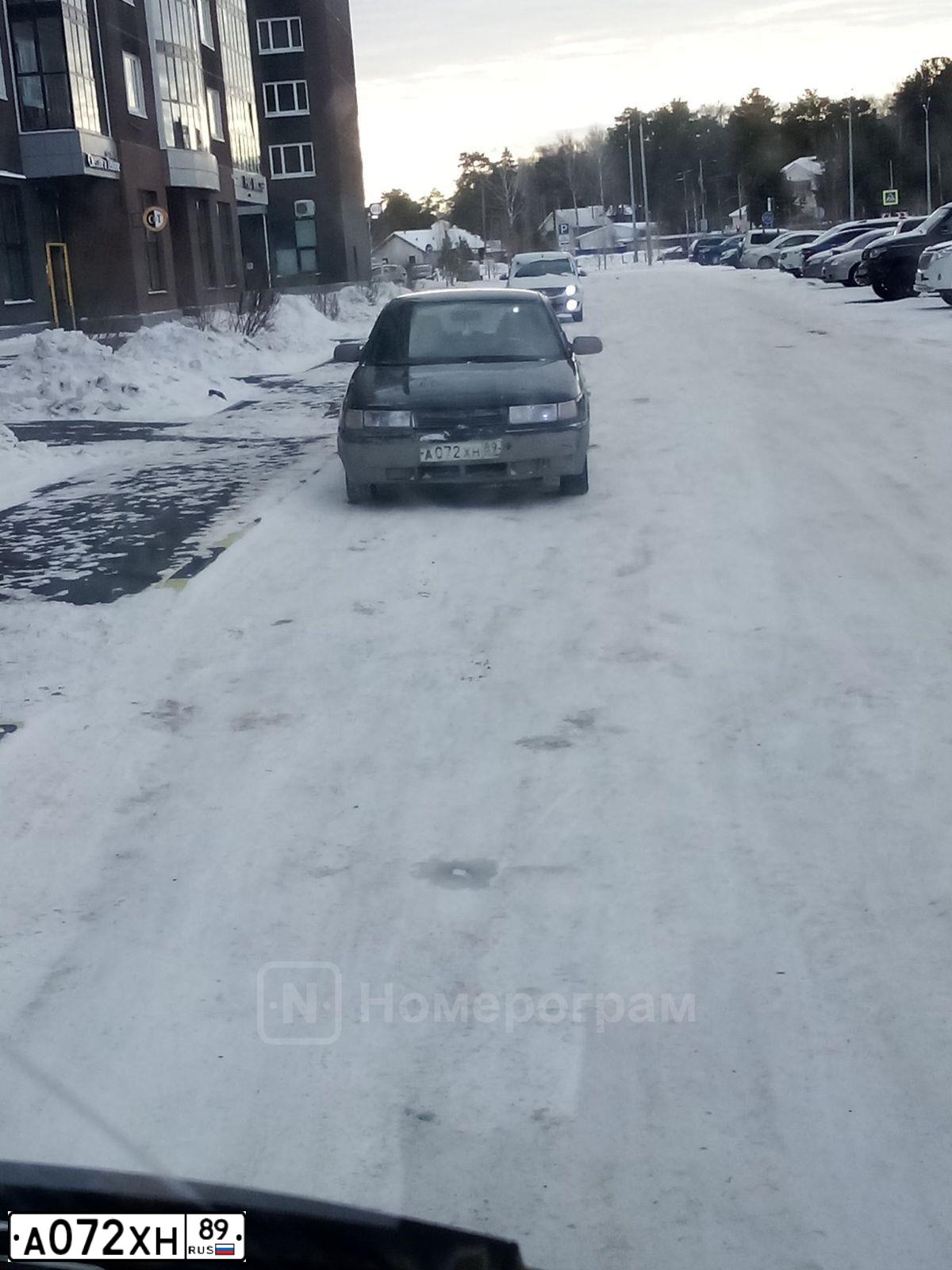 Фото автомобиля LADA 2112, 2005 — госномер А072ХН89. Цвет: ЧЕРНЫЙ